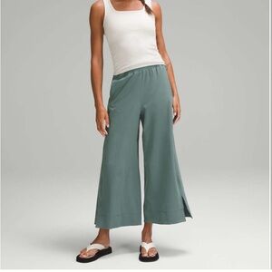 Lululemon Stretch Woven Wide-Leg High-Rise Cropped Pant
